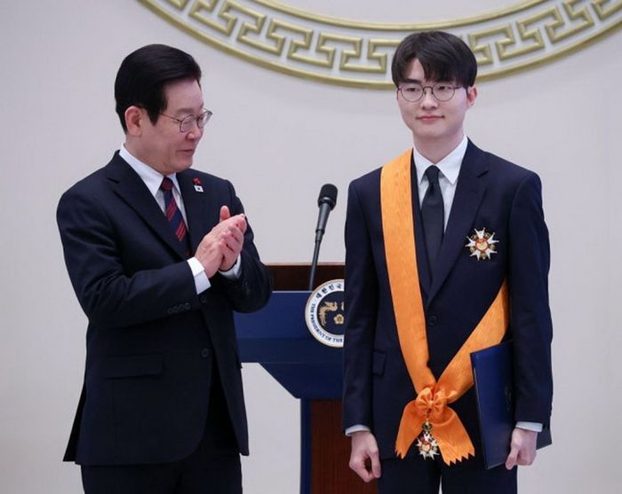 Với 6 lần vô địch thế giới, Faker đã được Tổng thống Hàn Quốc trao tặng Huân chương Thanh Long, vinh dự cao nhất dành cho những cá nhân có thành tích xuất sắc trong thể thao quốc gia.