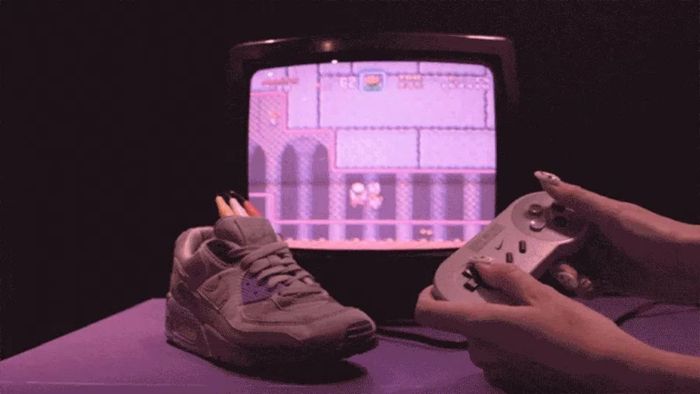 Toàn bộ linh kiện điện tử được tinh tế đặt vào trong phần lưỡi gà của Nike AIR SNES