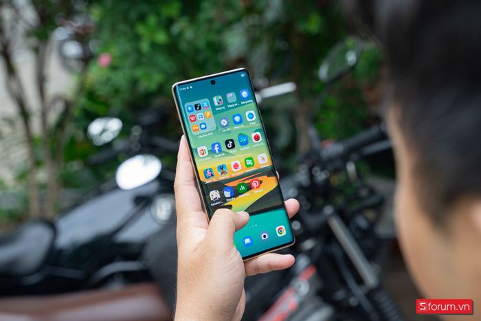 Mang điện thoại khi màn hình không vuốt được, dù đã khởi động lại mà vẫn không khắc phục được tình trạng.