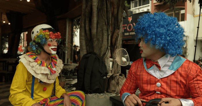 Con Kể Ba Nghe có sự tham gia của những nghệ sĩ xiếc chuyên nghiệp, mang đến không gian sân khấu xiếc sống động và chân thực