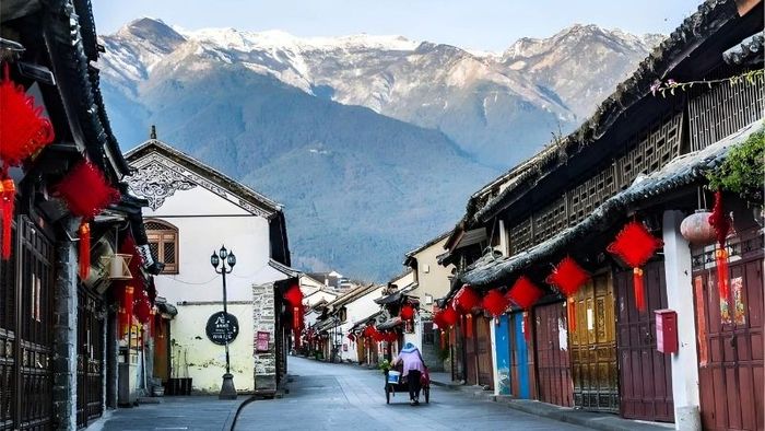 Dạo bước trên các con đường cổ kính trong thành cổ Đại Lý là một cách tuyệt vời để bạn cảm nhận nhịp sống chậm rãi và hòa mình vào không gian tĩnh lặng, nơi mà mỗi bước đi mang lại sự thư thái.