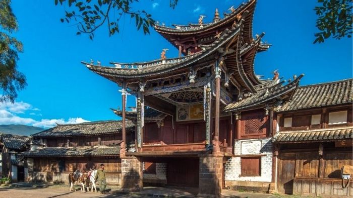 Sideng square tại Sa Khê cổ trấn với những công trình mang đậm nét cổ kính.