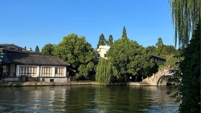 Sông Hắc Huệ êm đềm lặng lẽ chảy qua trấn cổ Sa Khê.