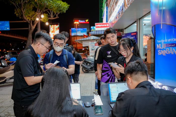Mặc dù phải xếp hàng và chờ đợi trong thời gian dài, nhưng các fan OPPO vẫn giữ nụ cười rạng rỡ và trò chuyện sôi nổi.