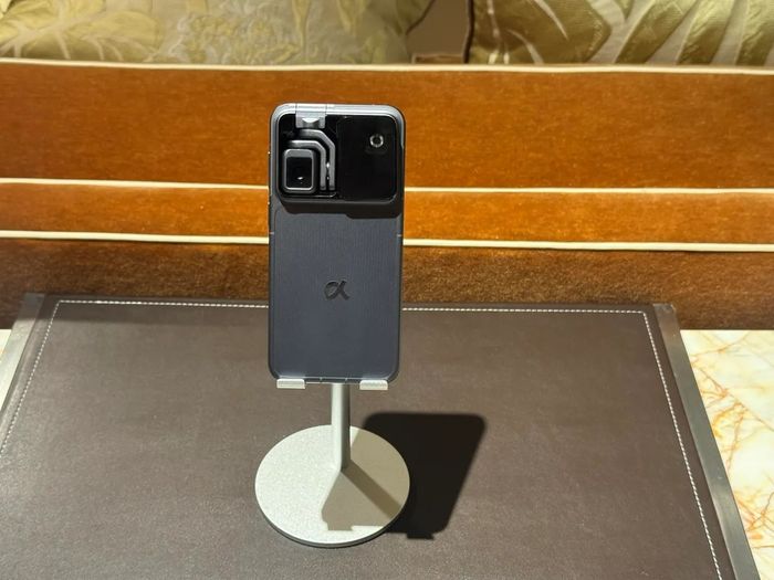HONOR khẳng định rằng phiên bản hoàn thiện của Robot Phone sẽ được trang bị cánh tay robot tự vận hành mượt mà.