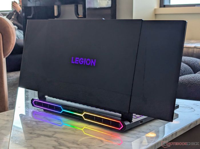 Chiếc laptop gaming mới của Lenovo có thể kéo dài màn hình của mình lên tới 24 inch, mang lại trải nghiệm chơi game sống động hơn.
