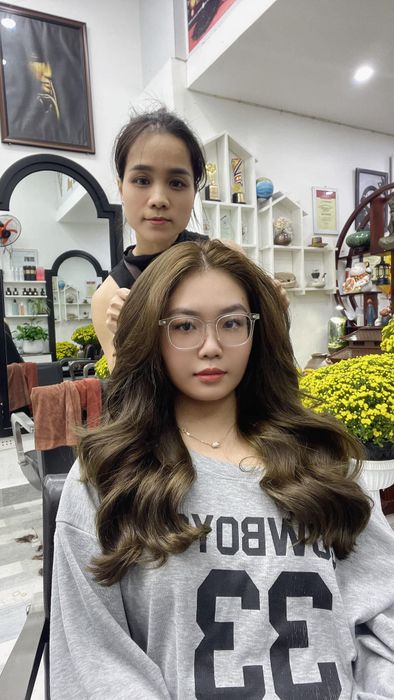 Trước mỗi dịch vụ, khách hàng được tư vấn kỹ lưỡng để lựa chọn kiểu tóc phù hợp với gương mặt và chất tóc. Mỗi bước thực hiện đều được chăm chút kỹ lưỡng, tạo nên mái tóc bền đẹp, tự nhiên và dễ chăm sóc. Không gian của salon sạch sẽ, gọn gàng, mang lại cảm giác dễ chịu, như đang làm tóc tại chính ngôi nhà thân quen của mình.