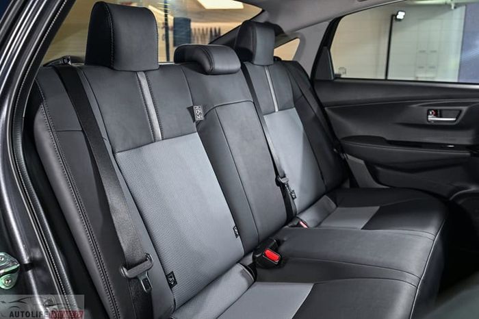 Yaris_ATIV_HEV_Premium_005.jpg