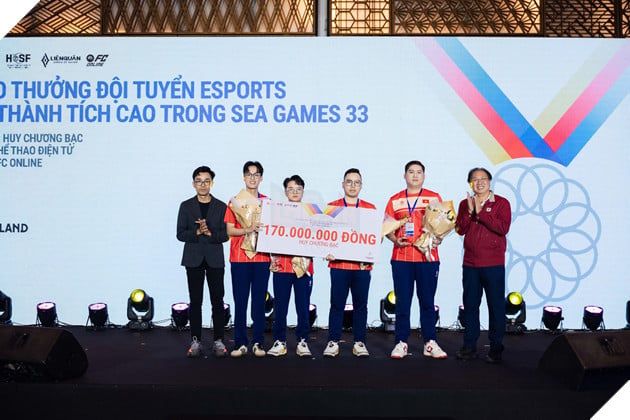 Garena Việt Nam trao tặng hơn 1 tỷ đồng để chúc mừng các đội tuyển thể thao điện tử Việt Nam giành huy chương tại SEA Games 33, với sự tham gia nổi bật của các nội dung Liên Quân Mobile và FC Online.