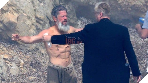 Chân dung Matt Damon trên phim trường của bộ phim The Odyssey cùng với đạo diễn Christopher Nolan.