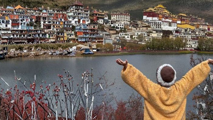 Du khách check-in bên hồ Lamuyangcuo