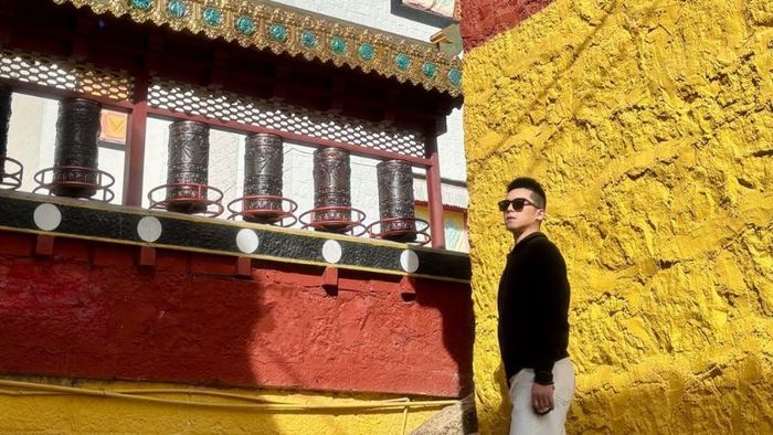 Chụp ảnh tại cổng vào của tu viện