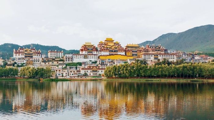 Toàn cảnh tu viện Tùng Tán Lâm