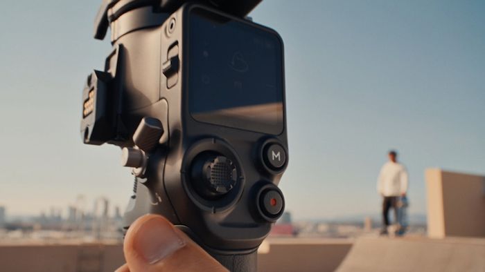 DJI RS 5 sở hữu thời gian sử dụng pin lên đến 30 giờ và thời gian sạc lại chỉ vỏn vẹn 1 giờ.