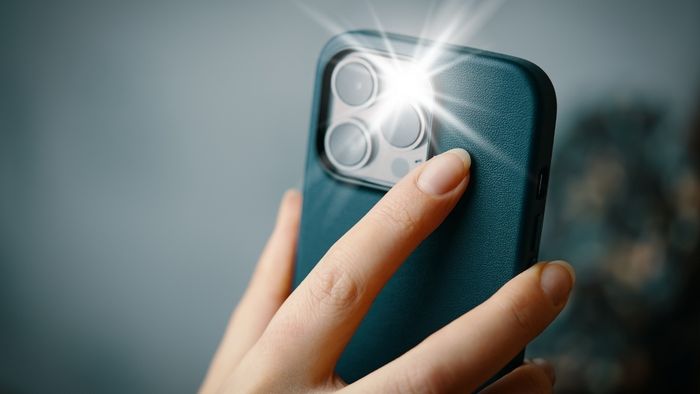 Liệu iPhone có hỗ trợ bật đèn flash khi quay video không?