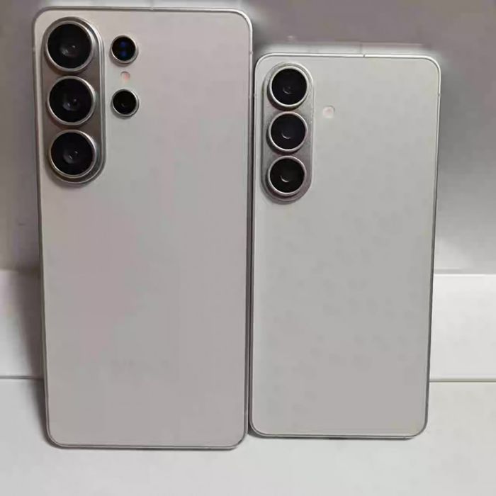 Mô hình Galaxy S26 Ultra và Galaxy S26 đang được tiết lộ