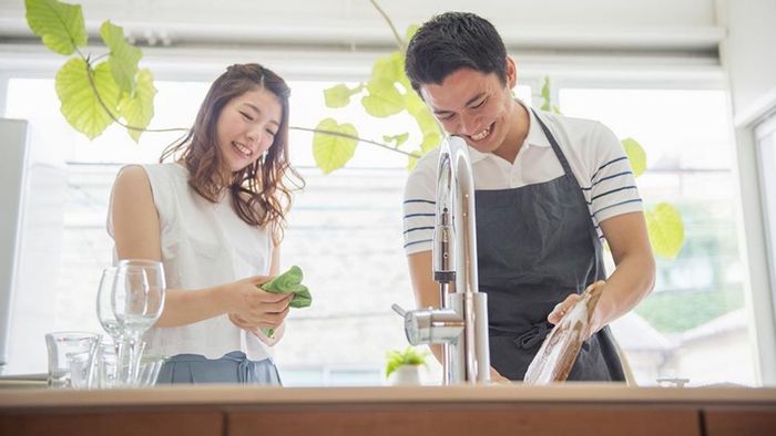 Dọn dẹp nhà cửa vào dịp Tết cũng là một món quà tinh thần, giúp san sẻ công việc với người phụ nữ trong gia đình, đồng thời thể hiện sự tri ân của mọi thành viên.