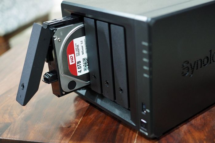 RAID là gì? Tìm hiểu cách thức RAID mang lại lợi ích về hiệu suất và bảo mật dữ liệu.