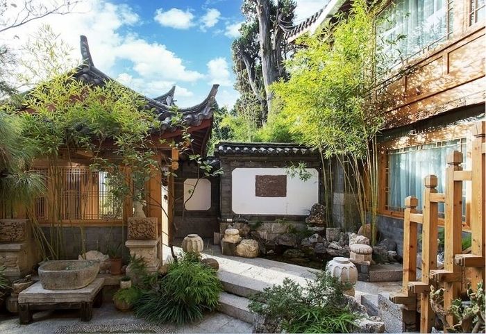 Nhiều khách sạn tại Lệ Giang được thiết kế theo phong cách kiến trúc truyền thống, mang lại không gian ấm cúng và đậm chất văn hóa địa phương.