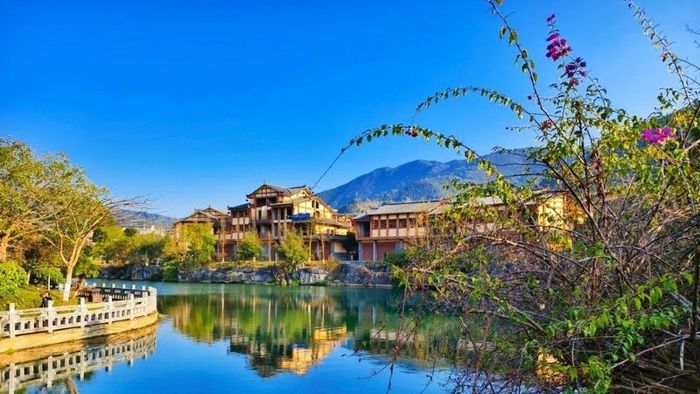 Ngắm nhìn dòng sông Tích Thủy uốn lượn quanh làng