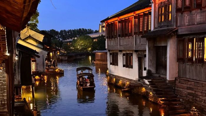 Khám phá cổ trấn bằng du thuyền vào ban đêm