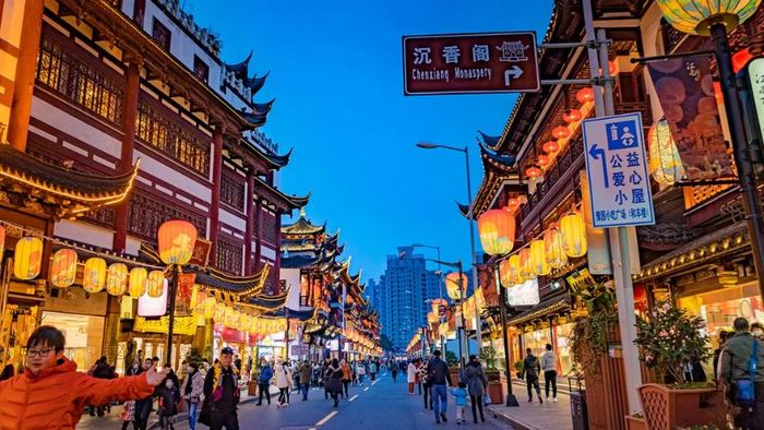 Khám phá vẻ đẹp của khu phố cổ ven sông Thượng Hải, nơi những con phố cũ nối dài với lịch sử lâu đời.
