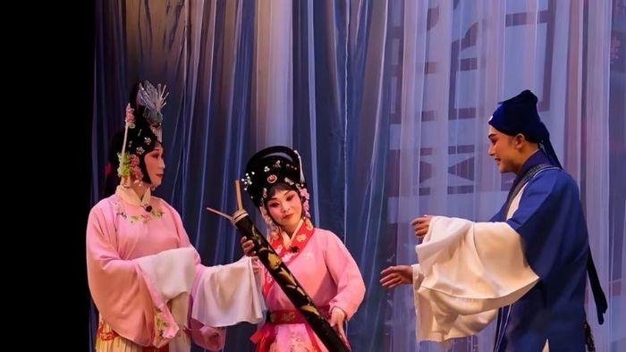 Trải nghiệm xem nhạc kịch truyền thống của vùng Giang Nam là một cách tuyệt vời để cảm nhận nghệ thuật cổ điển và sự phong phú văn hóa của khu vực này.