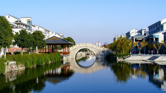 Tên gọi Giang Nam gắn liền với hình ảnh khí hậu ấm áp, mưa nhiều và hệ thống sông ngòi rộng lớn.