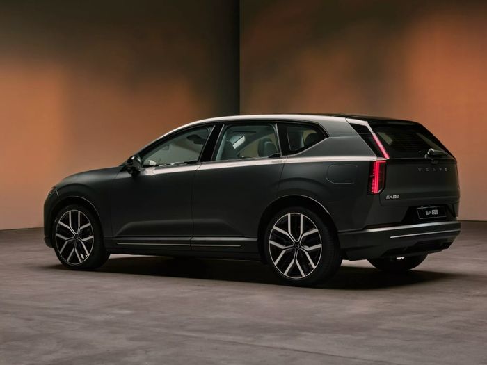 Volvo EX60-2.jpg