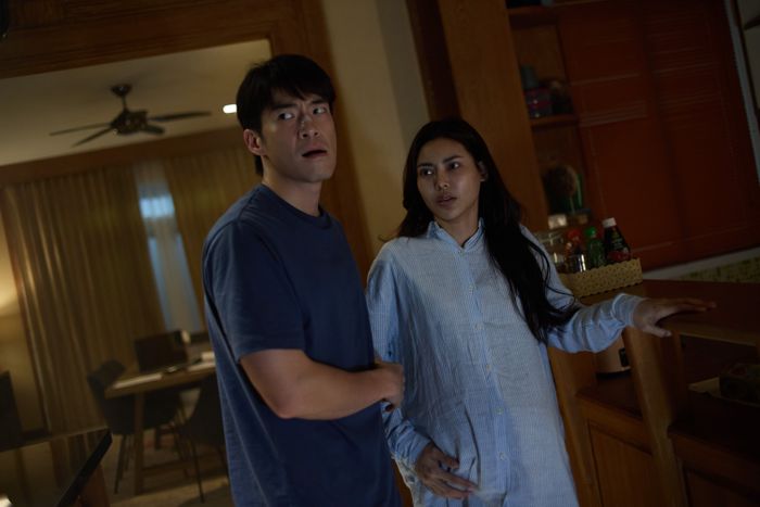 Khi cái thai trong bụng Pat ngày một lớn, những biến cố và bất ổn cũng liên tiếp ập đến với cả hai vợ chồng