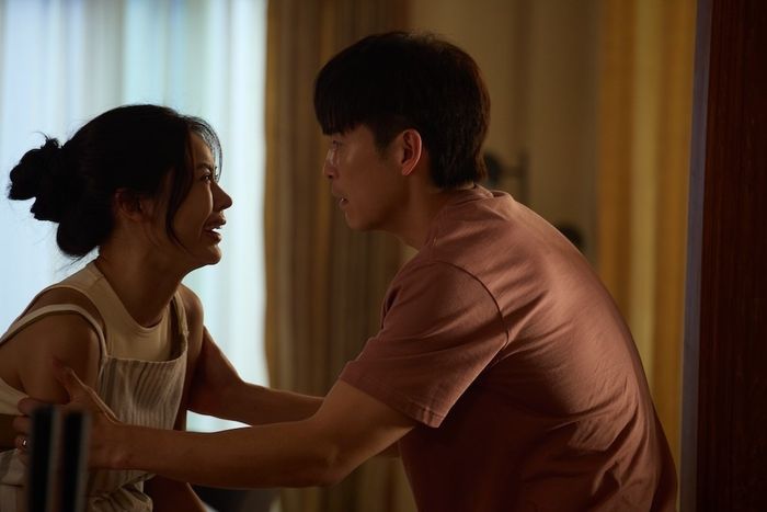 Bộ phim thể hiện tốt ở khâu xây dựng bầu không khí căng thẳng, rùng rợn, đặc biệt là phần mở đầu khi tập trung khai thác diễn biến tâm lý của người vợ