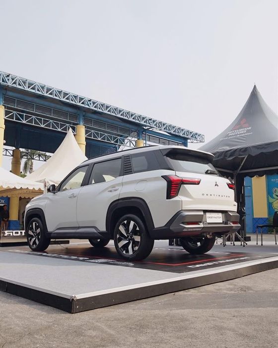 Mitsubishi DESTINATOR HEV 2.jpg