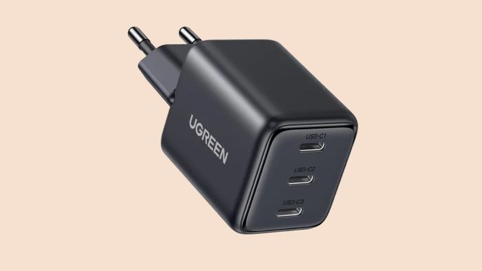 Củ sạc Ugreen Zapix 30W có kích thước cực kỳ nhỏ gọn (33 x 38 x 44 mm) nhờ vào công nghệ GaN.