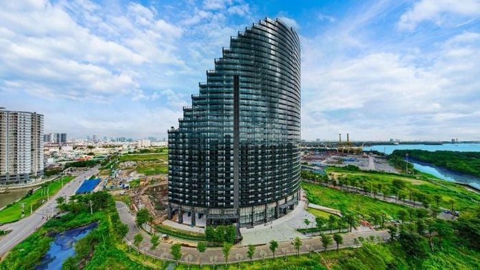 Sunshine Diamond River được thiết kế theo hình dáng của vương miện Nữ Hoàng.