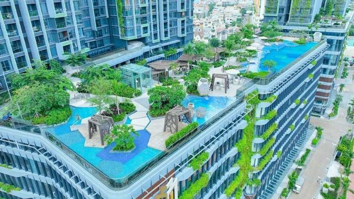 Lumière Riverside sở hữu hồ bơi, nhà hàng, Lounge Bar và công viên cây xanh trên cao.