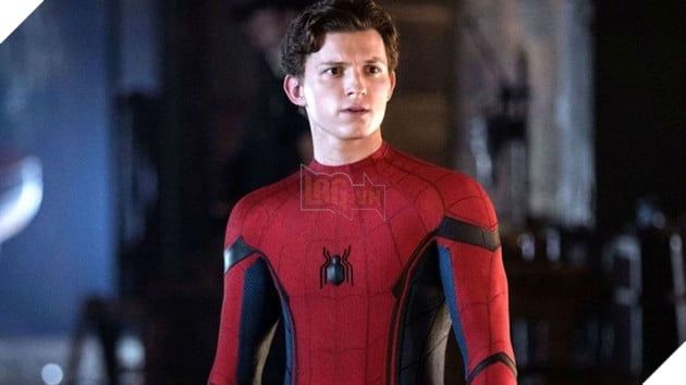 Hình ảnh của Tom Holland trong vai Người Nhện với tạo hình đặc trưng.