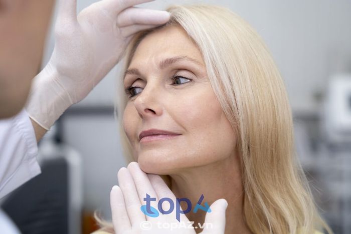 Thăm khám và tư vấn kỹ lưỡng với bác sĩ chuyên khoa