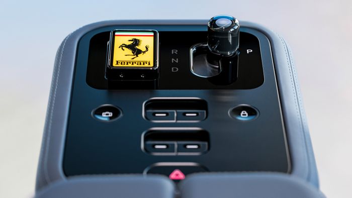 Ferrari Luce gây ấn tượng mạnh mẽ với ảnh chụp nội thất xe Ferrari-Luce-interior-reveal-17.jpg, cho thấy một không gian đầy sự tinh tế và hiện đại.