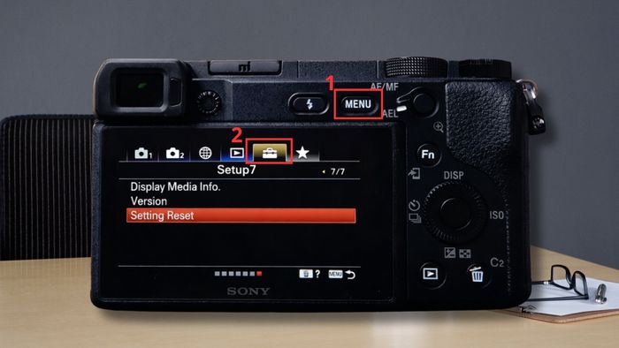 Xóa toàn bộ ảnh trên máy ảnh Sony bằng format thẻ nhớ - bước 1