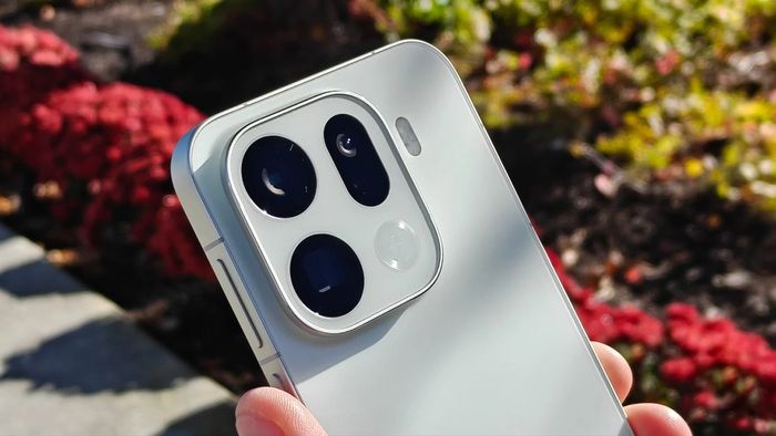vivo và OPPO được cho là hai cái tên có khả năng đứng sau mẫu smartphone sở hữu hệ thống camera ấn tượng nói trên