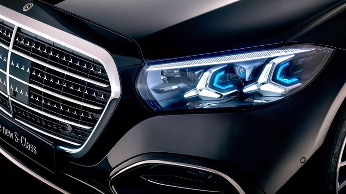 Mercedes-Benz S-Class phiên bản mới được trang bị công nghệ Digital Light với 25.000 micro-LED cho mỗi cụm đèn pha, nâng tổng số đèn LED lên 50.000, thể hiện sự tinh tế và phức tạp trong thiết kế.