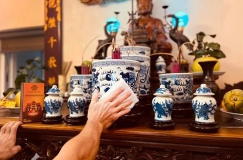 Bát hương bị xê dịch khi lau dọn bàn thờ cuối năm