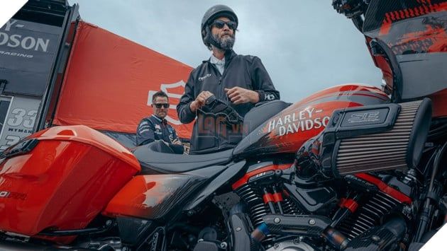 Hình ảnh Keanu Reeves bên chiếc mô tô Harley-Davidson.
