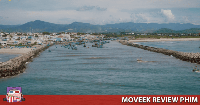 Bối cảnh làng chài và xưởng nước mắm trong phim vừa đẹp vừa bình dị, mang đến một không gian yên bình và đậm chất quê.