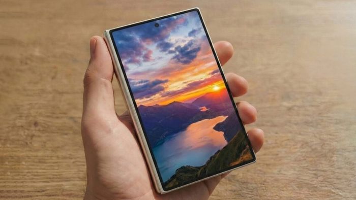Samsung dự kiến sẽ ra mắt Galaxy Wide Fold vào tháng 7 năm 2026.