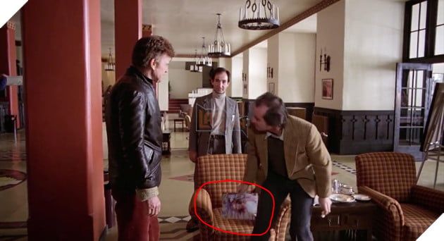 Hình ảnh Jack Torrance đang ngồi đọc tạp chí Playgirl công khai ngay tại sảnh khách sạn.
