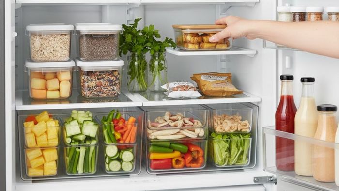 Không nên cho thức ăn còn nóng vào tủ lạnh, hãy chia nhỏ và đựng trong hộp