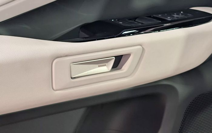 Carscoops-2027-Highlander-EV-Door-Handle-02-1-scaled.jpg