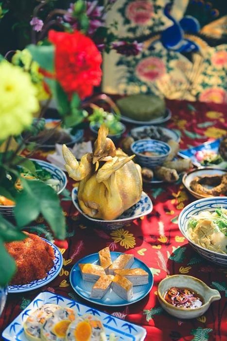 Nếm thử món ăn trước khi dâng cúng