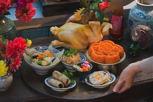 Nếm thử món ăn trước khi dâng lên bàn thờ